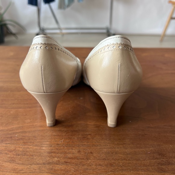 Gucci Vintage Wingtip Beige & White Leather Pumps
Two Tone 38.5 Brouge Court - Picture 5 of 5